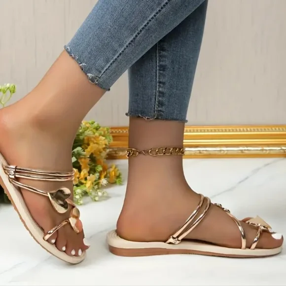 Elegant Gold Heart Sandals - Picture 3 of 4